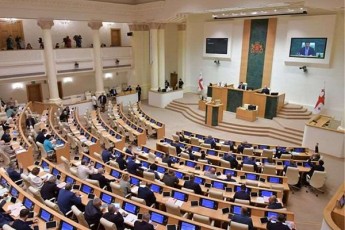 parlamentma-sakonstitucio-cvlilebebs-pirveli-mosmeniT-mxari-dauWira