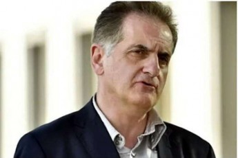 konstantine-gamsaxurdia-giorgi-ruruaze-rodesac-adamiani-aseT-mZime-ambebSi-monawileobis-Semdeg-politikaSi-Semosvlas-gadawyvets-igivea-fexebze-50-60-kg-iani-lodebi-moibas