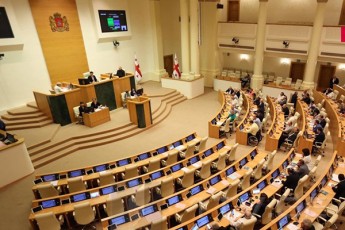 saqarTvelos-parlamentma-sakonstitucio-cvlilebebi-meore-mosmeniT-115-xmiT-miiRo