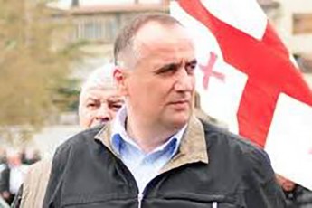 akaki-boboxiZe-qarTuli-ocneba-magonebs-kacs-romelic-adidebul-mdinares-miaqvs-da-Tan-gaiZaxis-vcuravo