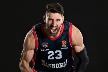 Sengelias-mama-qarTul-droSas-avafrialebT-moskovSi