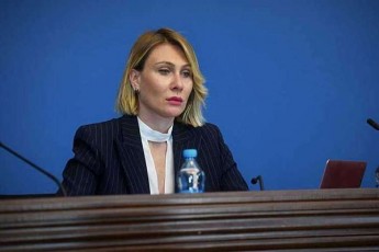 nino-wilosani-levan-koberiZeze-Zalian-samwuxaroa-rom-parlamentis-wevri-siZulviliT-agresiis-eniT-saubrobs-da-garkveulwilad-sityvieradac-imuqreba