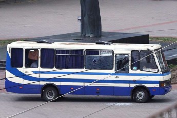 luckSi-samgzavro-avtobusis-gamtacebelma-sami-mZevali-gaaTavisufla