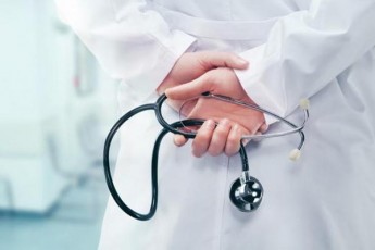 koronavirusi-daudginda-eqims-romelic-4-klinikaSi-muSaobs