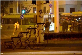 mediaSi-minskSi-saprotesto-aqciis-dros-demonstrantis-gardacvalebis-kadrebi-gavrcelda-video