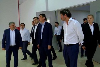 qarTuli-ocnebis-liderebma-baTumSi-axlad-aSenebuli-sportuli-kompleqsi-daaTvalieres