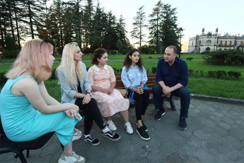 irakli-Ciqovani-dadianebis-sasaxlis-ezoSi-studentebs-Sexvda