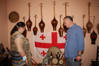 raWa-leCxum-svaneTis-maJoritari-deputati-goCa-enuqiZeambrolauris-municipalitetis-samxatvro-da-samusiko-skolebis-warmomadgenlebs-Sexvda