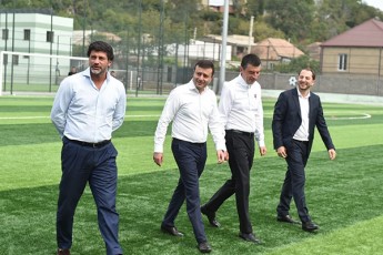 qarTuli-ocnebis-liderebma-kaspis-fexburTis-centraluri-stadioni-da-safexburTo-skola-daaTvalieres