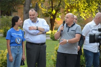 ioseb-xaxaleiSvili-quTaisis-aeroporti-da-axali-terminali-regulaciebis-moxsnis-Semdeg-aucileblad-miiRebs-didi-raodenobis-turistebs