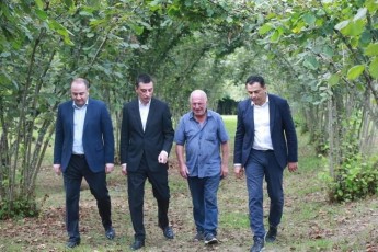 premier-ministri-garemos-dacvisa-da-soflis-meurneobis-ministrTan-da-maJoritari-deputatobis-kandidatebTan-erTad-sofel-kokSi-fermer-nugzar-beraias-ojaxs-estumra