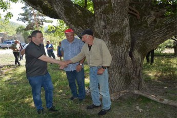 mcxeTa---mTianeTSi-qarTuli-ocneba---demokratiuli-saqarTvelos-maJoritari-deputatobis-kandidati-Salva-kereseliZe-mosaxleobasTan-Sexvedrebs-ganagrZobs