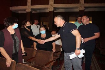majoritari-deputatobis-kandidati-goCa-enuqiZe-cageris-municipalitetSi-kulturis-sferosa-da-biblioTekis-warmomadgenlebs-Sexvda
