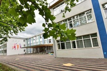 quTaisis-sajaro-skolaSi-uamrav-TanaSromels-maT-Soris-direqtors-da-moadgiles-koronavirusi-daudasturda