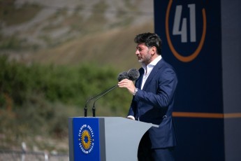 kaxa-kalaZe-aq-cxovroben-gansakuTrebuli-adamianebi-adamianebi-romlebic-darajoben-darialis-kars-da-saqarTvelos-sazRvrebs-icaven