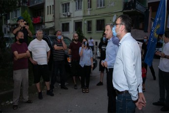 qarTuli-ocnebis-baTumis-maJoritari-deputatobis-kandidatis-resan-konceliZis-winasaarCevno-Sexvedrebi-baTumis-mosaxleobasTan-aqtiurad-grZeldeba