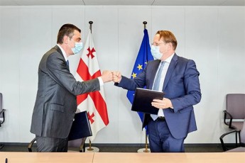 premierma-da-evrokomisarma-xeli-moaweres-129-milioni-evros-SeTanxmebebs-romlebic-koronavirusis-Sedegad-saqarTveloSi-arsebuli-socialur-ekonomikuri-mdgomarebis-gaumjobesebas-isaxavs-miznad