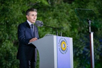 Cven-ar-vityuebodiT-da-maTsaviT-sam-samjer-ar-vxsnidiT-xidsa-Tu-sawarmos-wiTel-lents-ar-vWridiT-TiTo-kilometr-dagebul-gzaze-Cven-nabij-nabij-vasworebdiT-maT-gamrudebuls