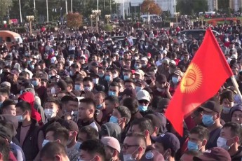 media---yirgizeTSi-demonstrantebi-parlamentSi-SeiWrnen-Semdeg-ki-dakavebuli-eqsprezidenti-almazbek-atambaevi-gaaTavisufles