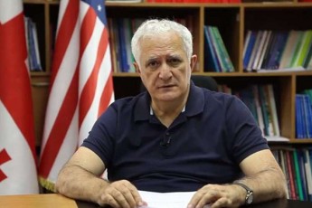 amiran-gamyreliZe-inficirebulis-kontaqti-yovelgvari-testirebis-gareSe-dauyovnebliv-gadava-TviTizolaciaSi-an-karantinSi