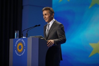 biZina-ivaniSvili-Cven-yovelTvis-vemijnebodiT-Zaladobas-esaa-qarTuli-ocnebis-xelwera-da-swored-es-gamogvarCevs-Cven-maTgan