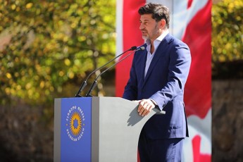 moxaruli-var-rom-dRes-Tqven-winaSe-am-ulamazes-da-gamorCeul-mxareSi-vimyofebi-sadac-mSromeli-Tavis-samSobloze-qalaqze-mxareze-Seyvarebuli-adamianebi-cxovroben