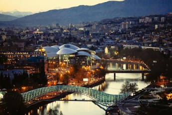 forbsi-saqarTvelo-Tavisi-mTebisa-da-SavizRvispira-pliaJebis-wyalobiT-iqceva-msoflio-donis-turistul-centrad