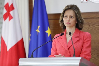 ekaterine-tikaraZe-dedaqalaqis-mimarTulebiT-dakvirvebebs-vawarmoebT-raTa-gadawydes-ra-zomebs-miviRebT-infeqciis-gavrcelebis-prevenciisTvis