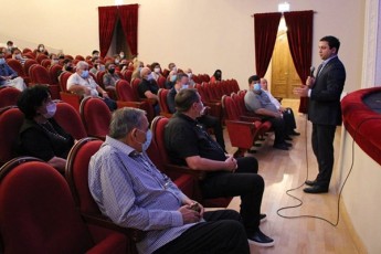 parlamentis-Tavmjdomare-arCil-TalakvaZe-da-qarTuli-ocnebis-ozurgeTis-lanCxuTisa-da-Coxatauris-maJoritarobis-kandidati-vasil-CigogiZe-ozurgeTis-Teatris-dass-Sexvdnen