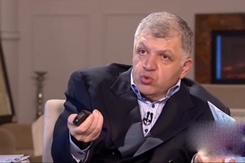 daviT-xidaSeli-moviZie-sabWoTa-kavSiris-dros-gamoSvebuli-amerikuli-ruka-sadac-mkafiod-naCvenebia-rom-sazRvari-gadis-mTis-ZirSi-mTa-udabnosTan