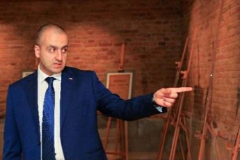 giorgi-gamsaxurdia-eseni-arian-putCistebi-sisxlian-partias-xalxi-mxars-ar-dauWers