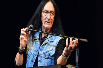 Uriah-Heep-is-wevri-ken-hensli-75-wlis-asakSi-gardaicvala