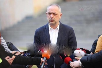 irakli-sesiaSvili-saakaSvilze-imaze-didi-politikuri-naZirloba-ra-unda-iyos-roca-yofili-prezidenti-Rirseul-policielebs-doqsopuloebs-uwodebs