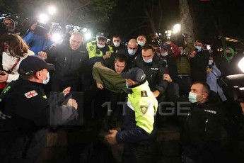 parlamentTan-dapirispireba-moxda-policiam-teritoriidan-ramdenime-piri-gaiyvana