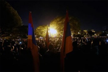 somxeTSi-demonstrantebi-parlamentis-sxdomaTa-darbazSi-SeiWrnen