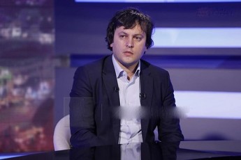 irakli-kobaxiZe-winaswar-vsaubrobdiT-rom-radikaluri-opoziciis-mxridan-xelovnurad-daidgmeboda-garkveuli-suraTi-sadac-saubari-iqneboda-arCevnebis-gayalbebaze