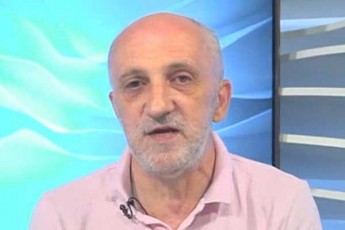 gia-xuxaSvili--kalaZe-mdinaraZe-da-kobaxiZe-qarTuli-politikis-koridaze-mudmivad-wiTel-naWers-afrialeben---konsensusis-Ziebis-aranairi-potenciali-mxareebs-ar-aqvT