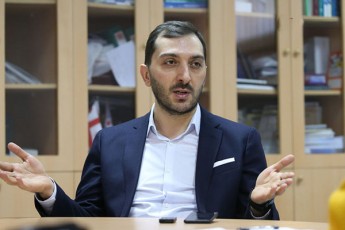 biZina-kulumbegovi-eqimebis-valia-pacientebs-avuxsnaT-rom-maT-umetesobas-ar-sWirdeba-stacionarSi-gadayvana-da-yvelaferi-unda-gavakeToT-rom-saxlSi-mSvidad-igrZnon-Tavi