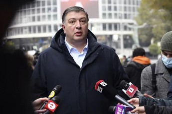 gigi-ugulavas-gancxadebiT-opozicia-parlamentis-sxdomis-pirvel-dRes-calke-RonisZiebebs-gegmavs-romelzec-ramdenime-dokuments-moewereba-xeli