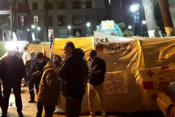 samoqalaqo-aqtivisti-meore-Rame-gavaTeneT-wuxel-parlamentTan-11-dekembramde-davrCebiT-aq-da-vecdebiT-rom-deputatebi-parlamentSi-ar-SevuSvaT