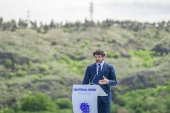 kaxa-kalaZis-TqmiT-TbilisSi-saaxalwlo-sofelSi-dasaxarji-Tanxebi-socialurad-daucvel-ojaxebs-moxmardeba