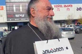 iPhone-Cemi-Sinagani-mowyobisTvis-mosaxerxebeli-telefonia---meufe-nikolozs-dapirebuli-iPhone-12-aCuqes