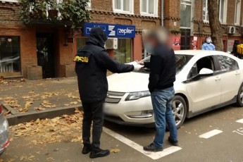 Sss---policiam-TbilisSi-kovidinficirebuli-ori-piri-taqsis-mZRoli-da-misi-Tanmxlebi-daajarima---inficirebul-mZRols-mgzavrebi-sistematurad-gadahyavda