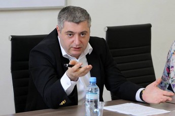 kaxa-kaxiSvilis-gancxadebiT-biZina-ivaniSvilis-politikidan-wasvlis-da-partiis-Tavmjdomared-irakli-kobaxiZis-daniSvnis-sakiTxi-partiaSi-ar-ganixileba