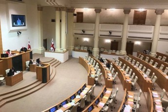 parlamentis-wevrs-romelic-Tvis-ganmavlobaSi-yvela-plenarul-sxdomas-gaacdens-xelfasi-srulad-daukavdeba