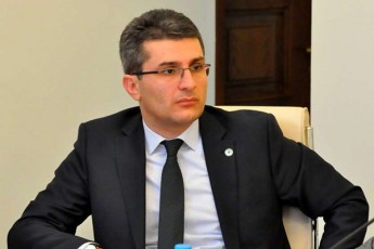 mamuka-mdinaraZe-fraqciis-sxdomaze-adgilebi-personalurad-ar-aris-ganawilebuli-damSviddnen-opoziciis-warmomadgenlebi-aravin-arTmevs-adgilebs