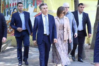 biZina-ivaniSvili-minda-madloba-gadavuxado-Cems-ojaxs-romelmac-gaugonari-ciliswameba-aitana-sali-kldesaviT-medga-gverdSi-erTi-wuTiTac-ar-dauyenebia-eWvqveS-Cemi-arCevanis-siswore