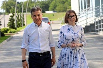 biZina-ivaniSvili-TiTqmis-30-welia-Cveni-ojaxi-individualurad-exmareba-axlobeli-adamianebis-sakmaod-mravalricxovan-wres