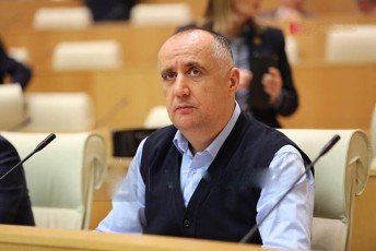 vidre-qarTuli-ocneba-arasamTavrobo-organizaciis-Sefasebas-daiwyebs-sjobs-ikiTxon-ra-reagireba-gaakeTes-saxelmwifo-institutebma-im-darRvevebze-rac-arCevnebze-TvalnaTliv-Canda