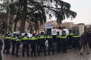 samoqalaqo-aqtivistebi-qarTuli-ocnebis-yrilobis-paralelurad-saprotesto-aqcias-marTaven